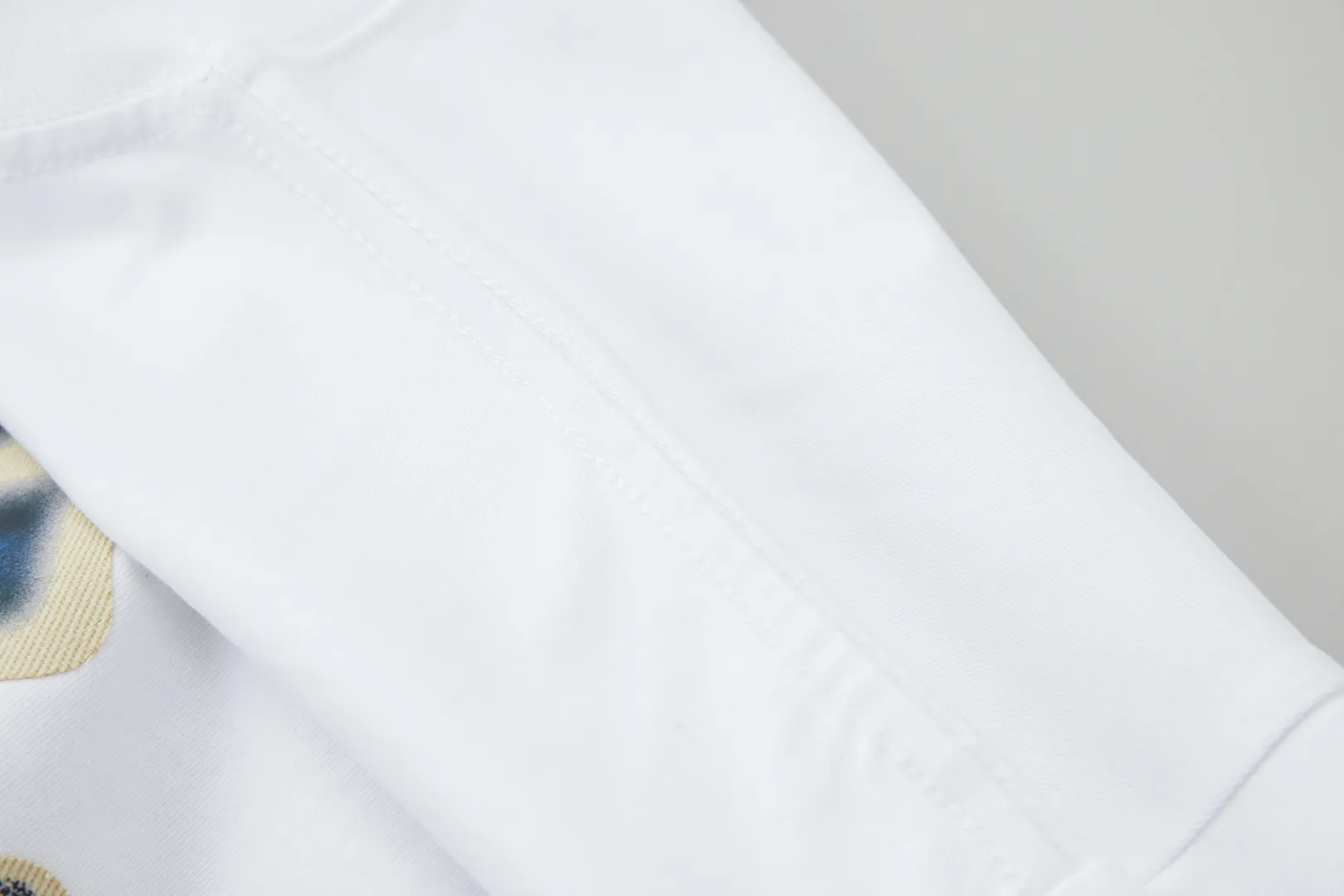 🅿️220 ✨CH✨🆕25SS spring and summer new style Crow Heart ✝ frame logo patch short sleeves Light luxury essential item for daily commuting for men and women Correct version Welcome to compare Detailed features · 260g 100% pure cotton double yarn jersey fabric · Custom dyed in the same cylinder, special thickened 32 double-ply 1X1 threads · Double-needle stitching and cross-stitching technology · Original main mark, washed tag, branded moisture-proof paper packaging Color: White/Black/ Size: S/M/L/XL